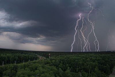Éclairs au-dessus d'une forêt dense pendant un orage