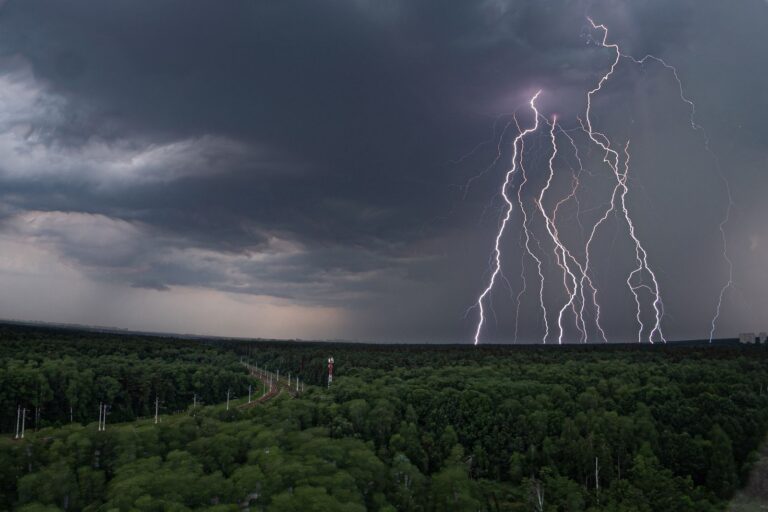 Orages du 3 août : 12 départements en vigilance orange, 32 au total — puis 8 en orange canicule