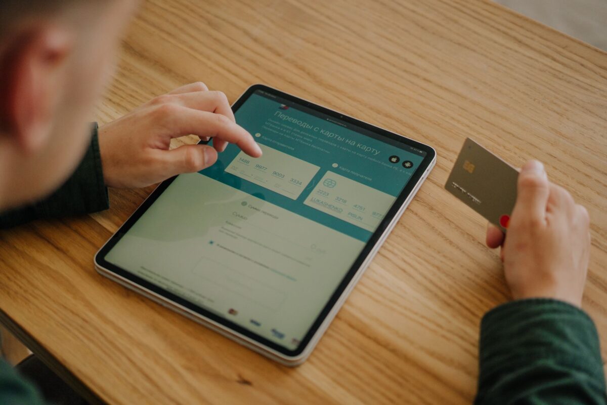 Paiement en ligne avec une carte bancaire et une tablette