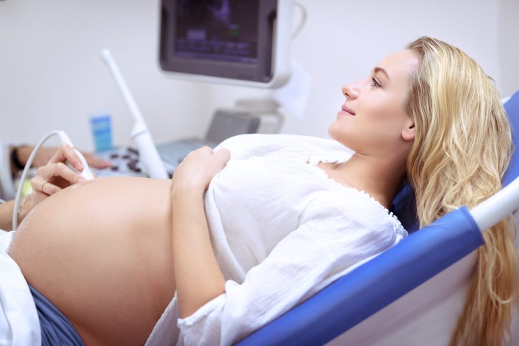 Grossesse épanouie, Femme enceinte à l'échographie, mère responsable vérifiant la santé de son bébé dans le ventre, échographie dans une bonne clinique médicale