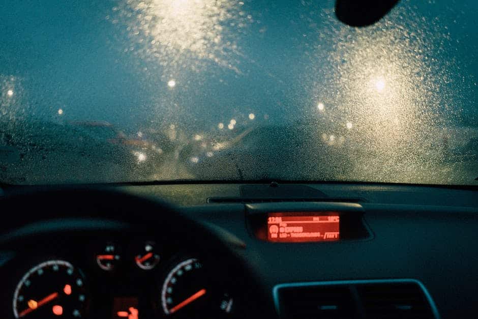 Comment réagir face à des conditions météorologiques extrêmes sur la route, incluant des orages, de fortes pluies et de la grêle ?