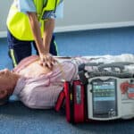 ambulancier utilisant un défibrillateur