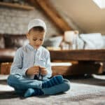 Un garçon musulman assis entrain de prier