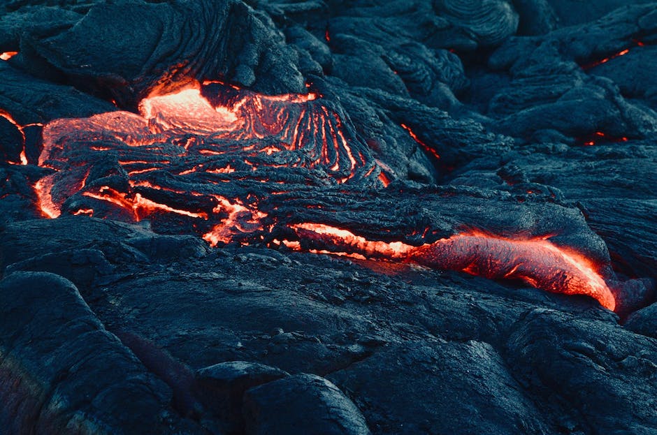 Volcan en furie en Islande : Des habitations englouties par la lave en fusion.